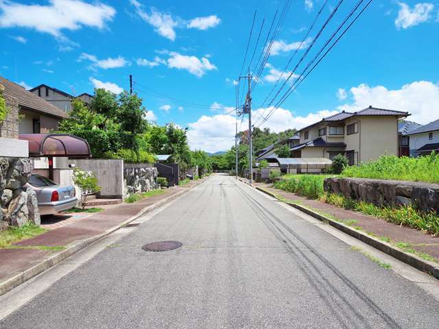 町の南部を西方向から見た景色。敷地が広く、生垣や植栽のある家が並んでいます。