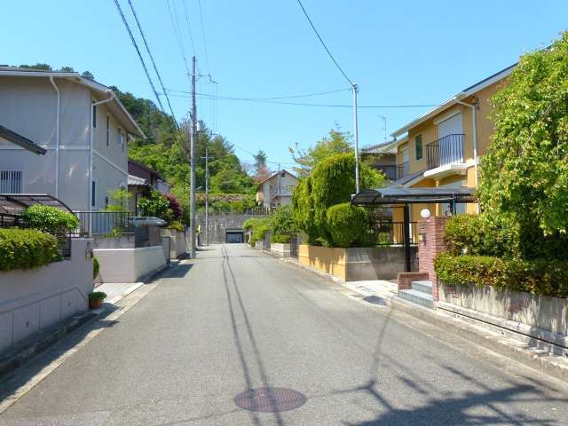 町の西部を東方向から見た景色。住宅地の中でも道幅が広く区画が整っています。