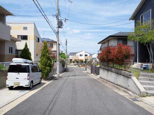 町の南部を南方向から見た景色。道幅が広く、開放的に感じられます。