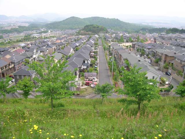 『つつじが丘4丁目』から『つつじが丘2丁目』周辺を見下ろす。左手奥には小学校が見えています。