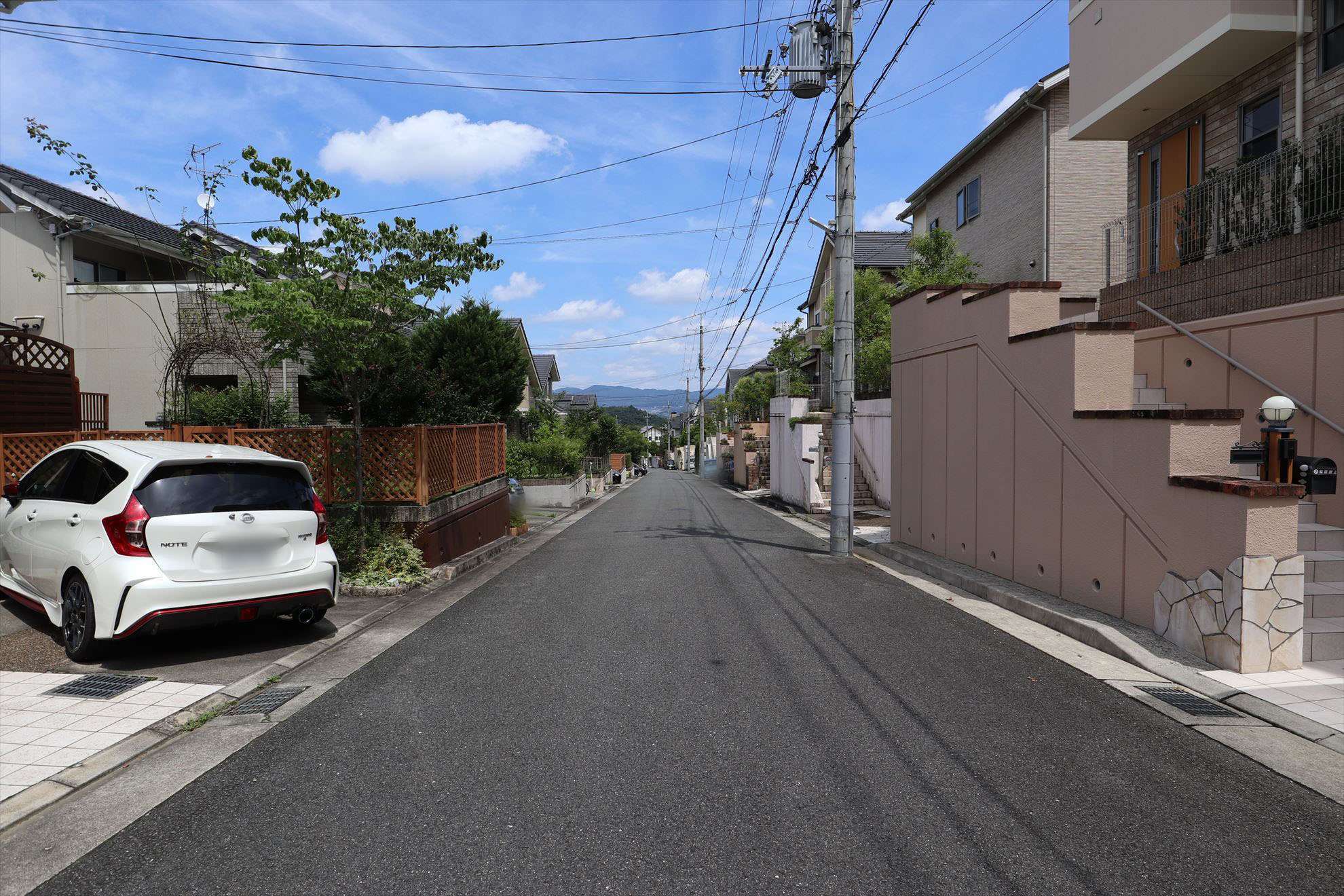 道幅は広く、すっきりとした街並みです。