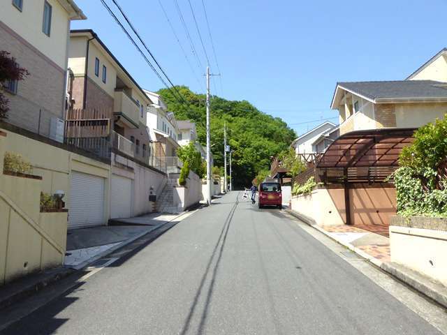 町の西部を東方向から見た景色。坂道沿いに一戸建てが並んでいます。