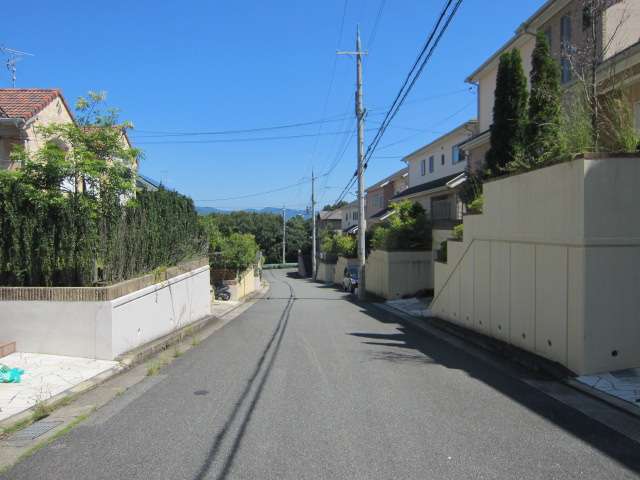 町の西部を西方向から見た景色。住宅地のすぐ近くまで山林が広がっています。