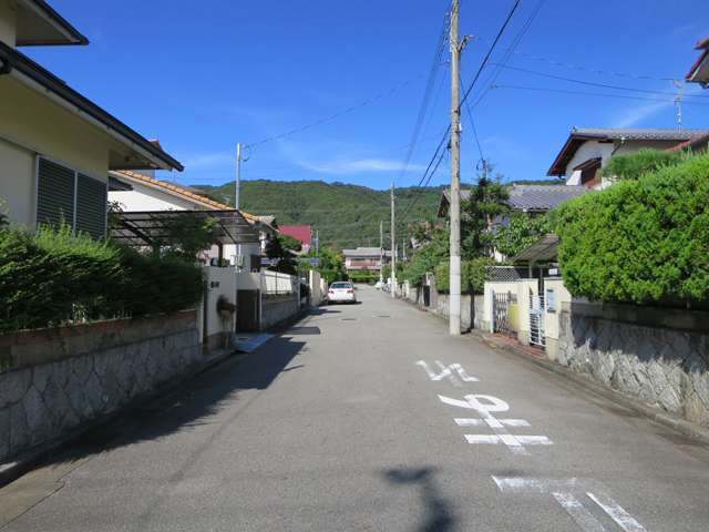 周りを山林に囲まれた自然豊かな住環境が魅力。