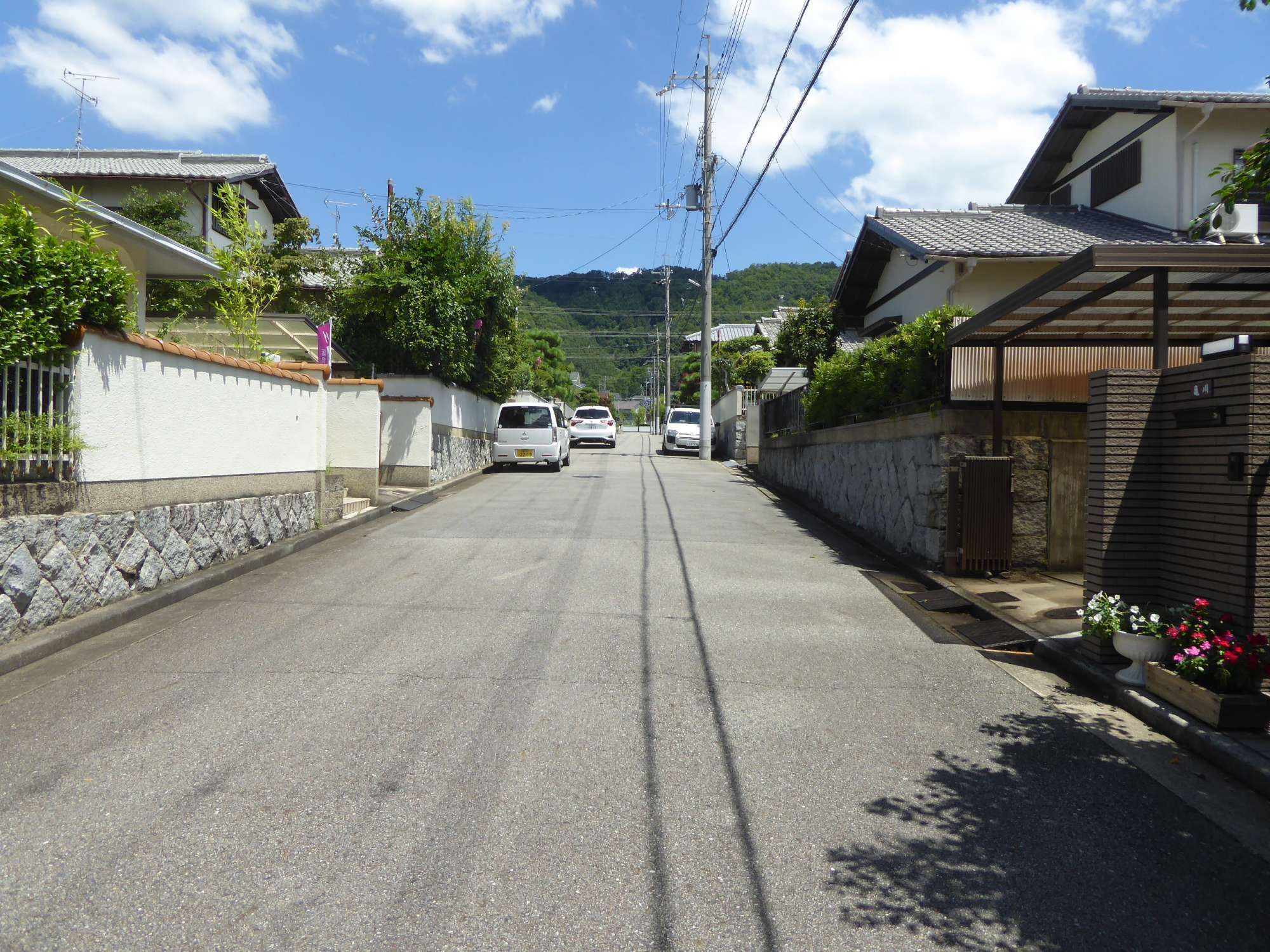 敷地の広い一戸建てが並んでいます。