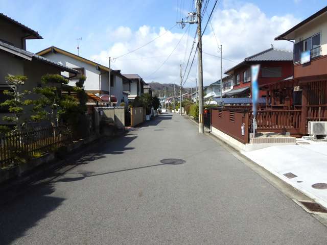 町の南東部を南東方向から見た景色。敷地の広い一戸建てが並んでいます。