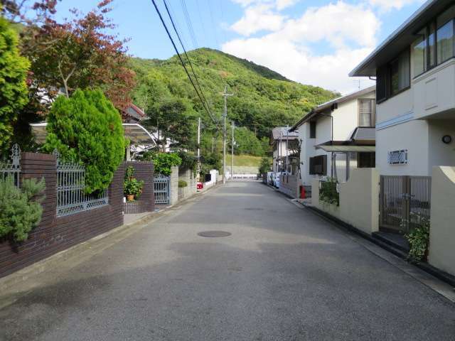 町の北部を西方向から見た景色。町の北部には山林が広がる自然豊かな住環境です。