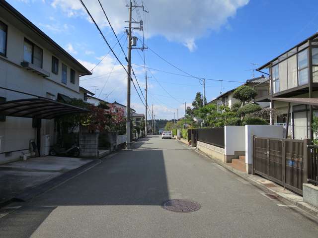 『日生ニュータウン』の一画にあり、敷地の広い一戸建てが整然と立ち並んでいます。