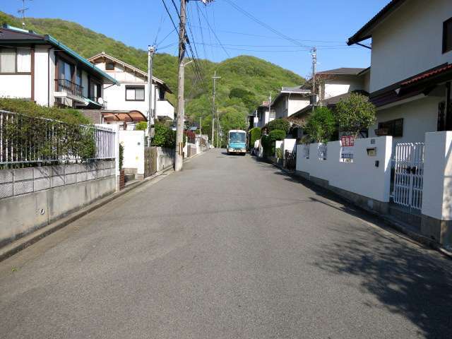 周囲を山に囲まれた自然豊かな住環境が魅力。