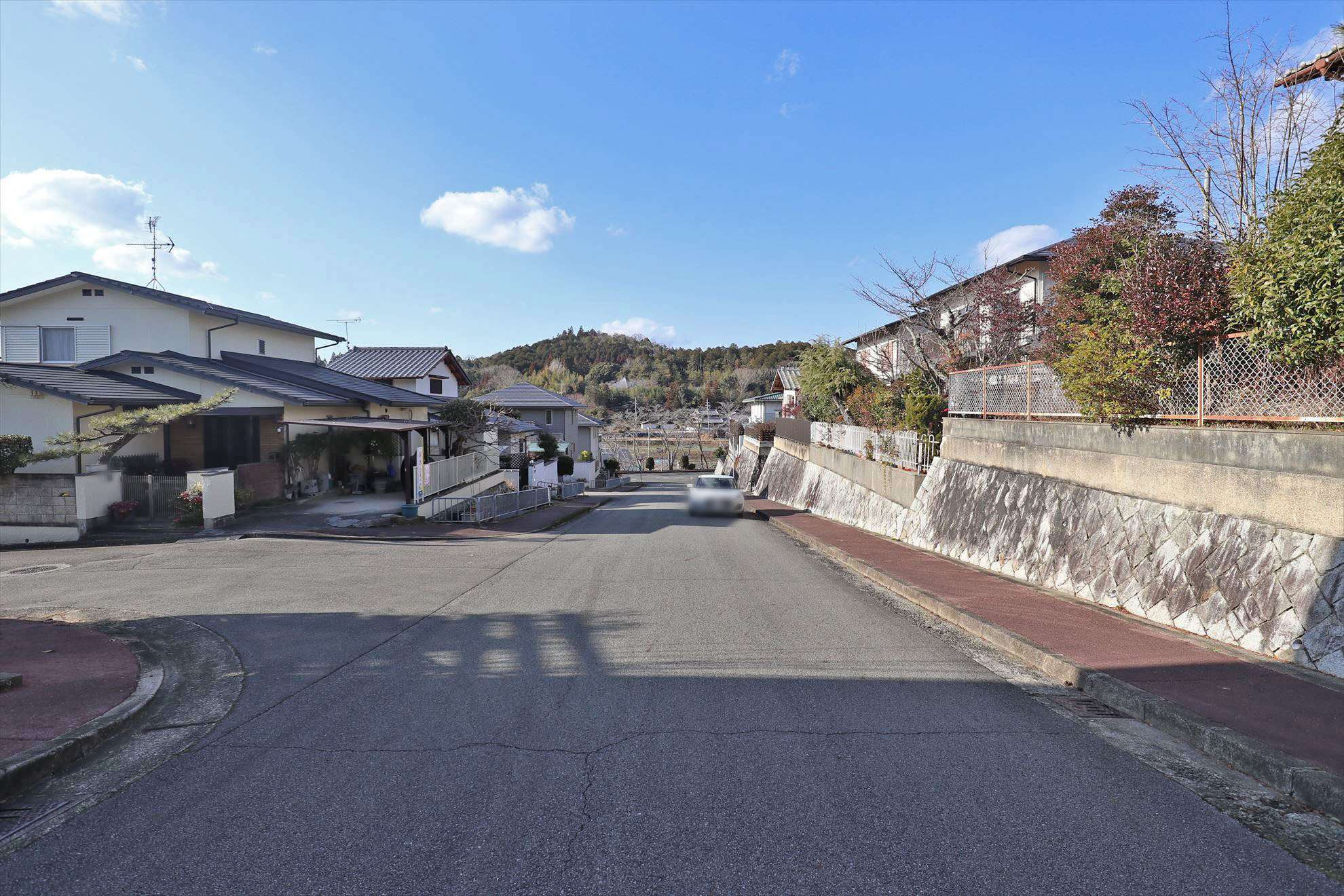 丘陵地のため、坂道が多いですが、区画の整った街並み。