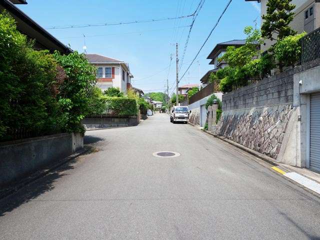 町の北西部を西方向から見た景色。敷地の広い一戸建てが並んでいます。