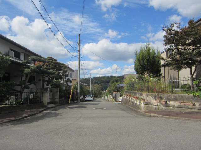 生け垣や植栽スペースを設けた家が多く、周囲には雑木林や田畑が広がりたいへん緑豊か。