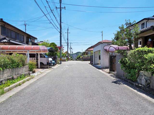 町の北西部を北西方向から見た景色。道幅が広い街路沿いに一戸建てが並んでいます。