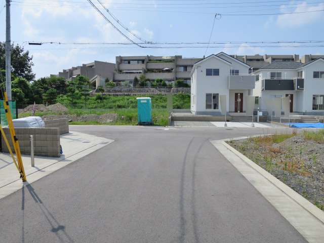 町の南部を南東方向から見た景色。一戸建てだけでなく、低層のマンションンも一部見られます。