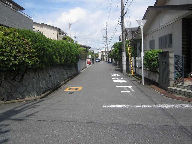 道幅が狭く入り組んでいる場所もありますが、のどかな雰囲気の街並みです。