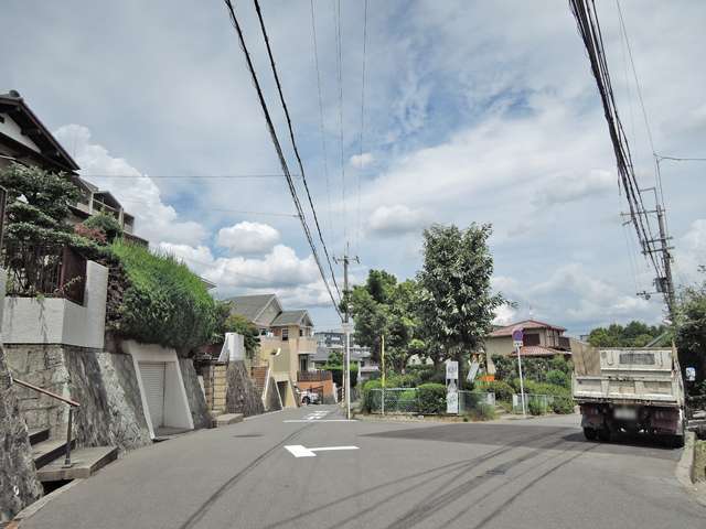 東隣の粟生外院4丁目との境界付近を南西方向から見た景色。左側の道路の方が粟生外院3丁目、右側が粟生外院4丁目になります。