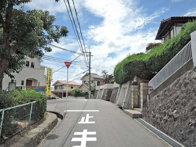 東隣の粟生外院4丁目との境界付近を北東方向から見た景色。勾配が急な上り坂が一部あります。