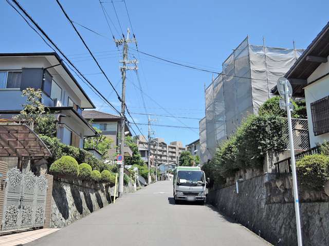 町の中央部を南方向から見た景色。北に向って上り坂が続きます。