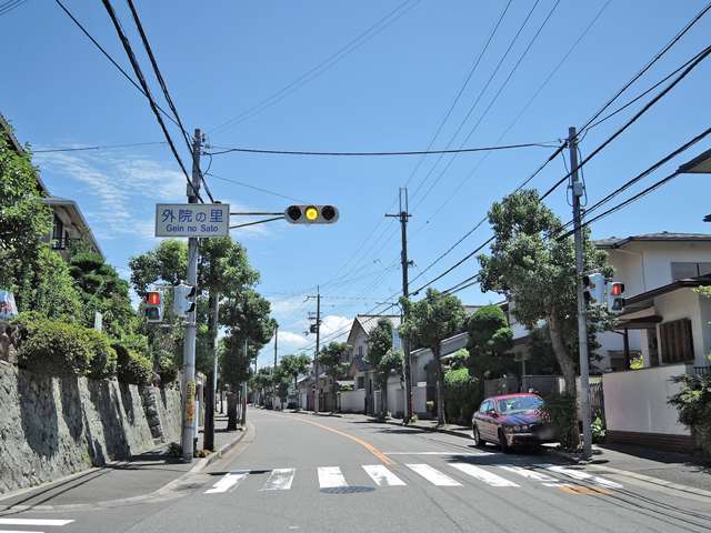 町の中央部を東西に走る主要道路。道の両側に街路樹が植えられています。