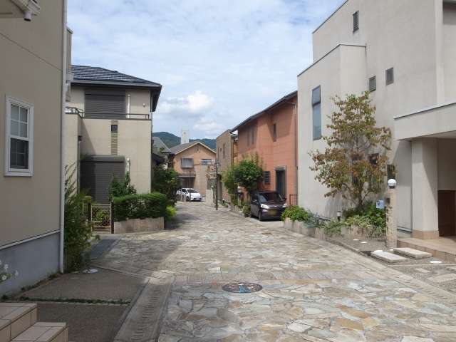 石畳の街路沿いに築年数の浅い一戸建てが並んでいます。