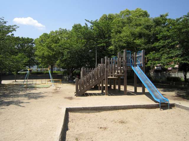 町の北西部にある『皿池公園』。公園のすぐ南側に『皿池』という池があり、園内には遊具やトイレが設置されています。