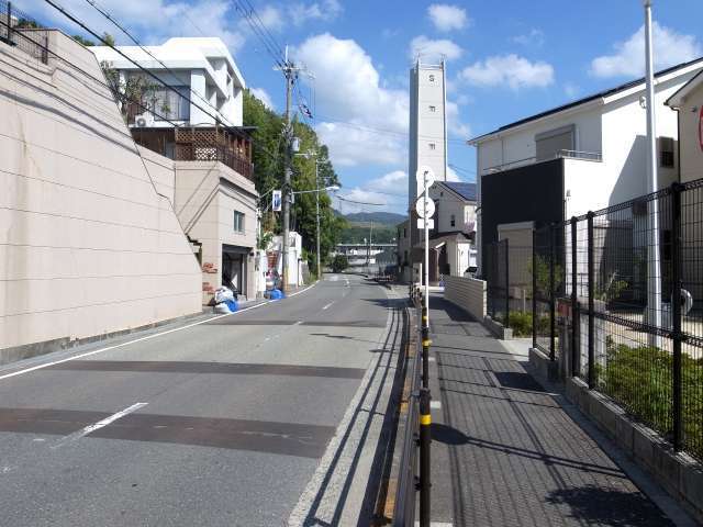 町の南西部を南方向から見た景色。主要道路沿いの狭いスペースに一戸建てが並んでいます。