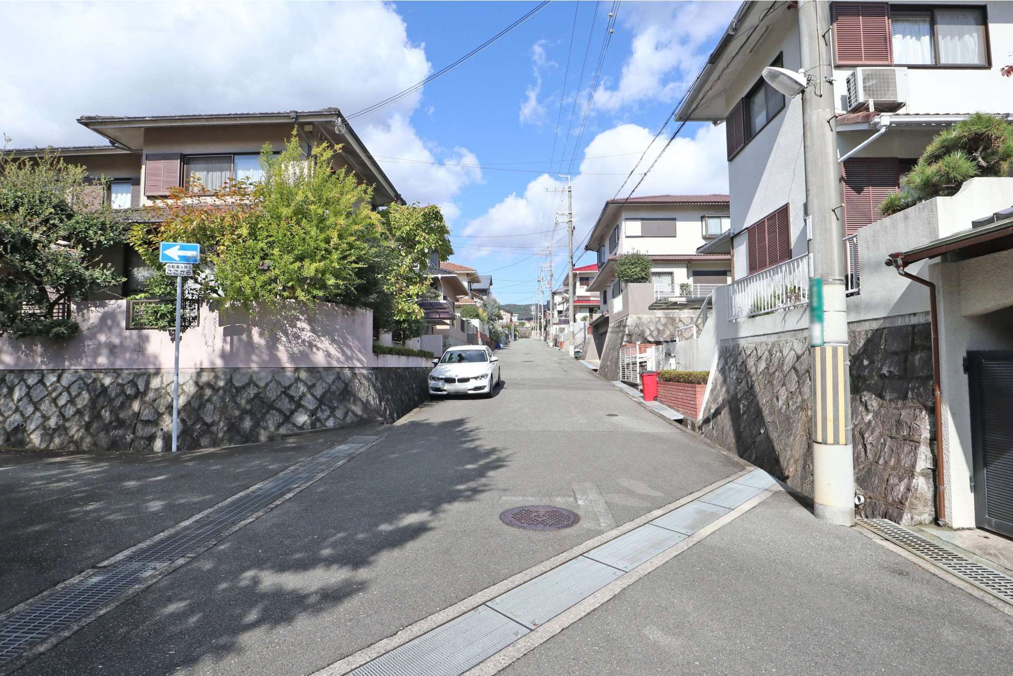 町中にはやや高低差あり。緑豊かな印象の街並みです。