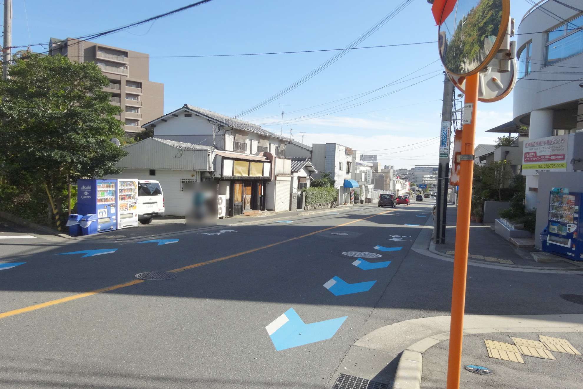 駅からの道のりは、自転車が使える程度の緩やかな坂道。