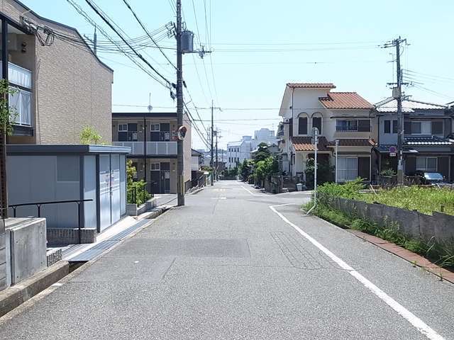 直線的な道路になっており、遠くの景色まで見えます。