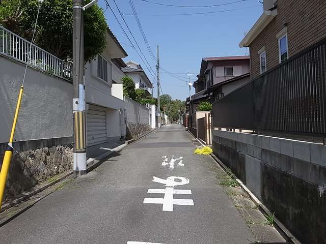 町の北部を南西方向から見た景色。主要道路以外は道幅が狭い街路が多いです。