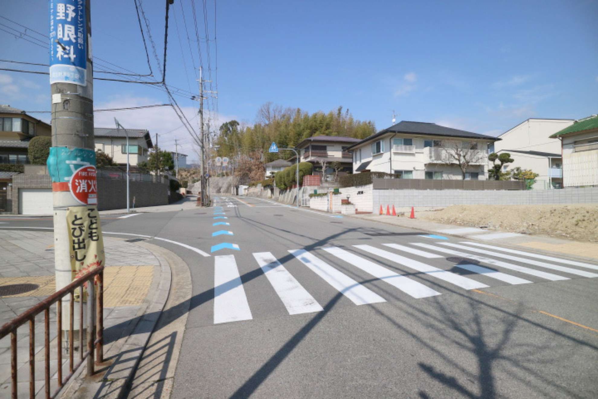 町の中心に、広めのバス通りがあります。