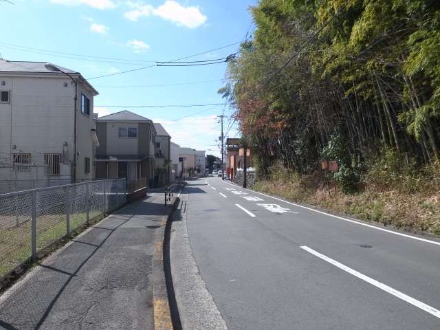 町の南西部を北方向から見た景色。町の大半が団地ですが、このエリアだけは一戸建てが並んでいます。