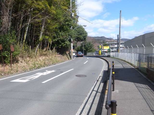 町の西端を南北に走る主要道路は勝尾寺などへ向かうことができます。