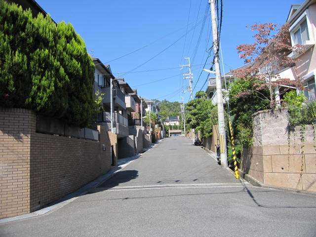 すぐ近くに山の緑を感じる住宅地。