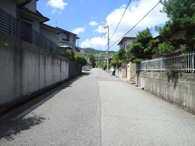 住宅地の奥には山林が広がっています。