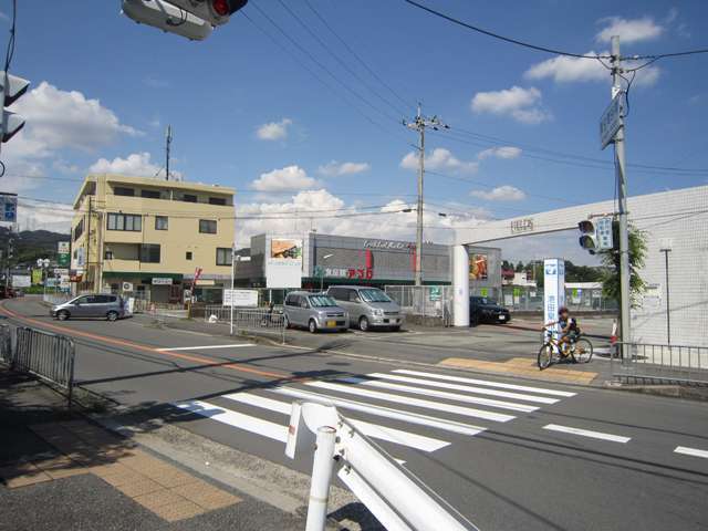 町の北東部にはスーパーや店舗が集まっており、地元の人の生活基盤になっています。