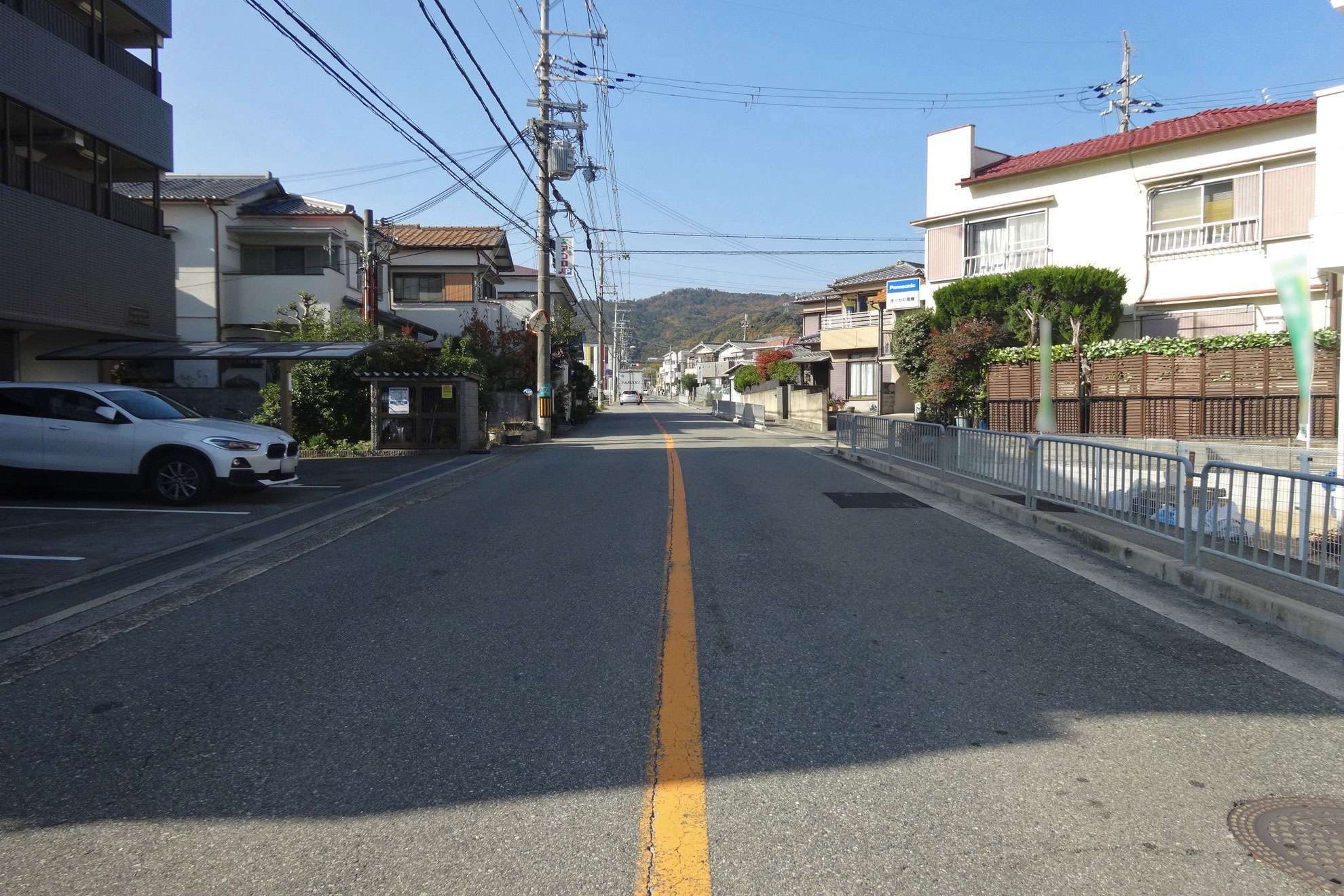 一戸建てが多く並ぶ街並みで、植栽や生垣を設けた家が多くあります。