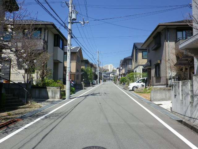 町の東部を南方向から見た景色。一戸建てが中心に並んでいます。