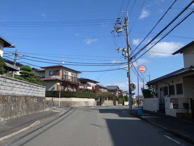 町の北東部を西方向から見た景色。南北間には勾配が急な坂道が続きますが、東西間の地勢は平坦です。