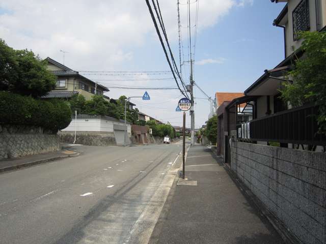 町の北東部を西方向から見た景色。町の中にはバス停が複数あり、阪急「北千里」駅や北大阪急行「千里中央」駅などへアクセスできます。
