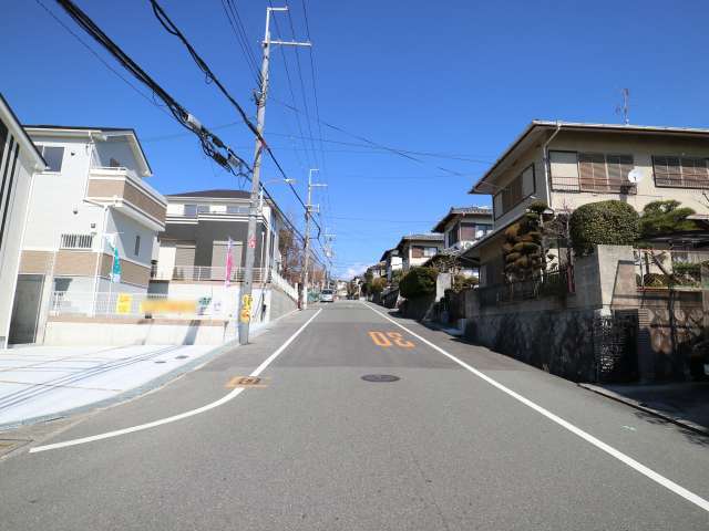 勾配が急な上り坂が続いています。