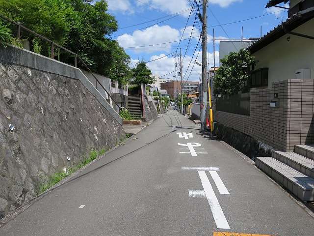 道幅のやや狭い坂道が多いです。