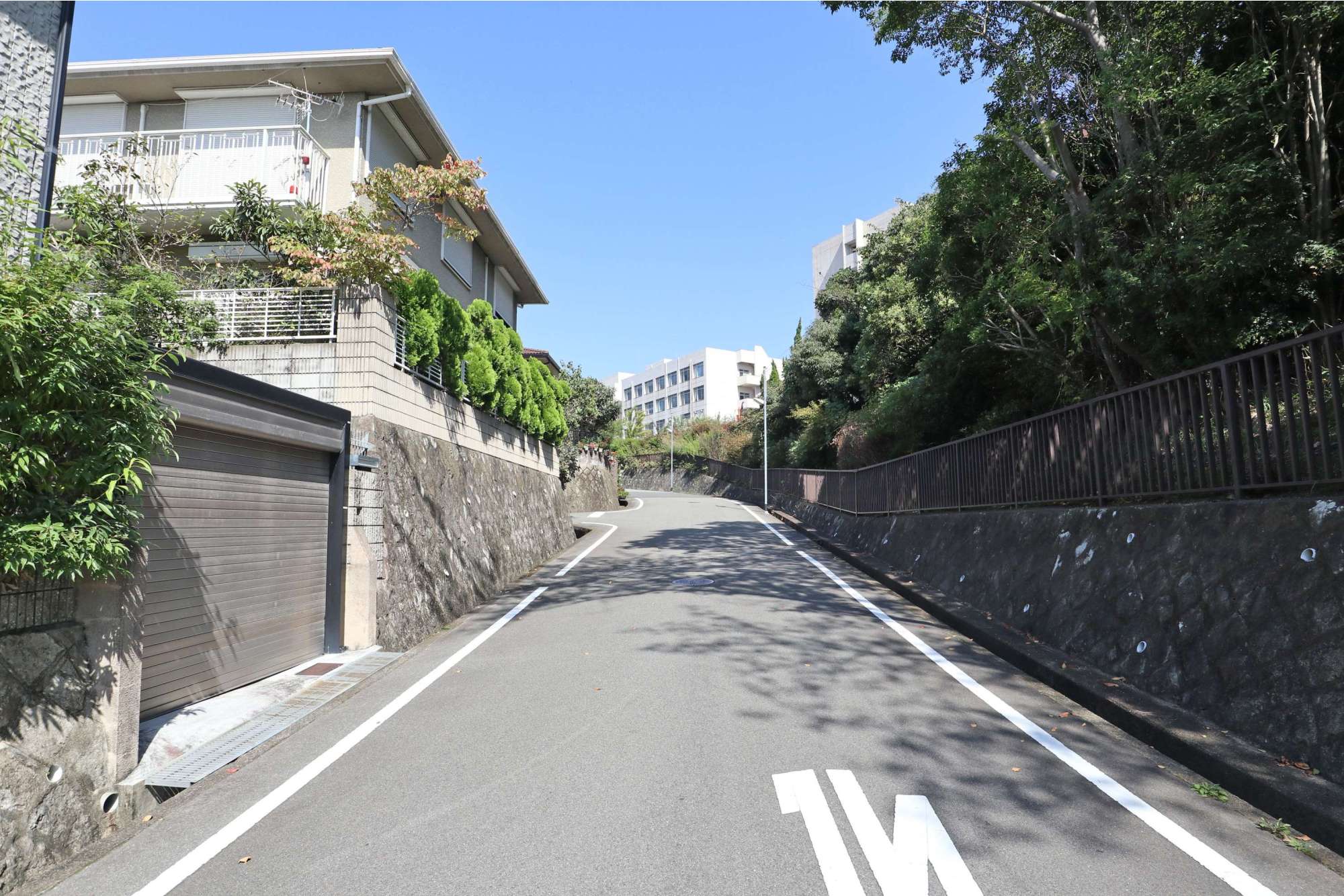 町の南側から北側に向けて上り坂となっています。