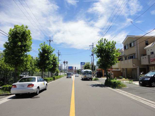 町の中央部を南北に縦断する主要道路。一戸建てや事務所、店舗などが並んでいます。
