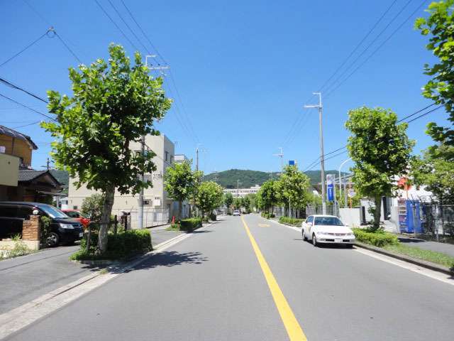 町の中央部を南方向から見た景色。奥には箕面の山々が見えます。