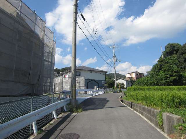 町の北部を南方向から見た景色。緩やかな坂道沿いに一戸建てがまばらに並んでいます。