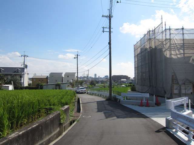 町の北部を北方向から見た景色。奥(南側)にある千里中央席周辺のビル街を見渡せます。