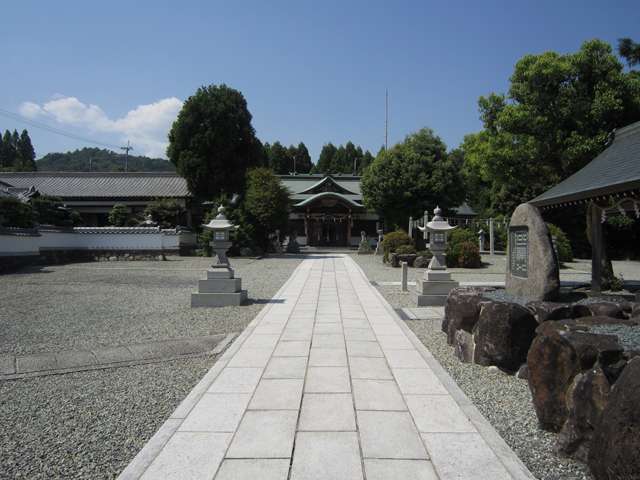 町の東部には『為那都比古神社』があります。敷地が広く、神社の北半分には雑木林が広がっています。