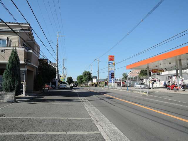 町の北端を走る主要道路。アップダウンが激しいつぁめ、車の運転には注意が必要です。