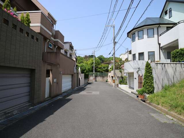 町の東部を東方向から見た景色。一戸建てが中心に並んでいます。